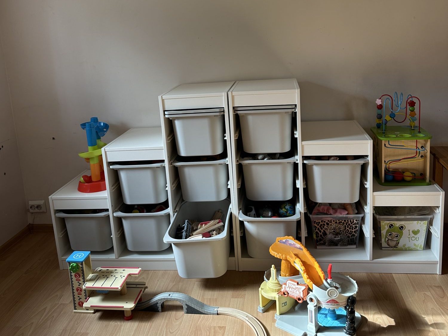 Mängutuba mänguasjade ja rongirajaga