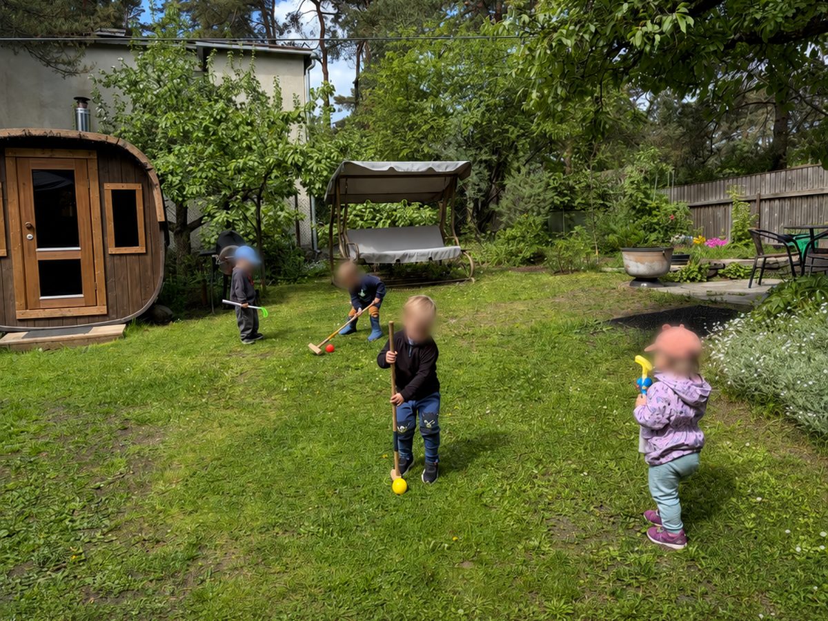 Lapsed õues murul mängimas
